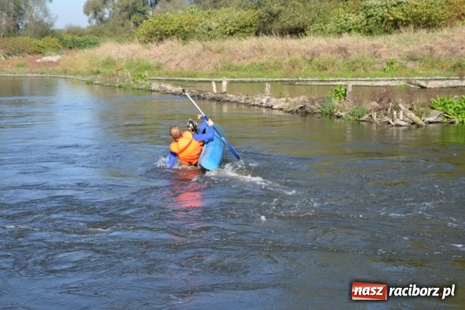 Zdjęcie w galerii na portalu naszraciborz.pl: Kajaki i pontony do hangarów, czyli finał wodniackiego sezonu na górnej Odrze wiadomości z regionu