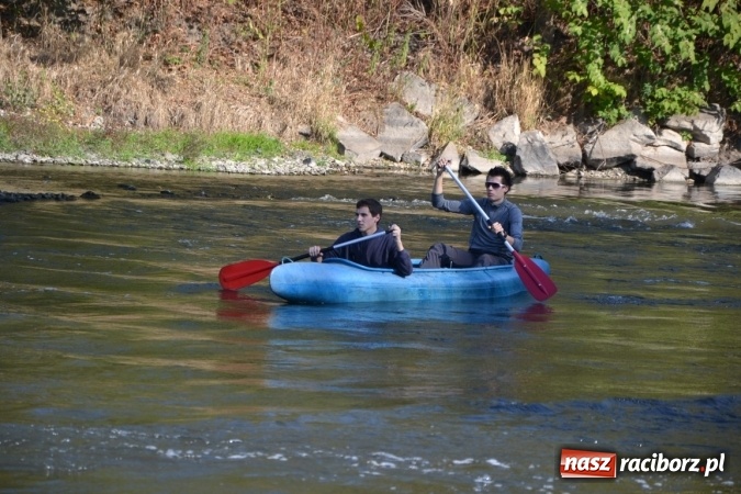 Zdjęcie w galerii na portalu naszraciborz.pl: Kajaki i pontony do hangarów, czyli finał wodniackiego sezonu na górnej Odrze wiadomości z regionu