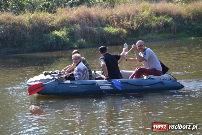 Zdjęcie w galerii na portalu naszraciborz.pl: Kajaki i pontony do hangarów, czyli finał wodniackiego sezonu na górnej Odrze wiadomości z regionu