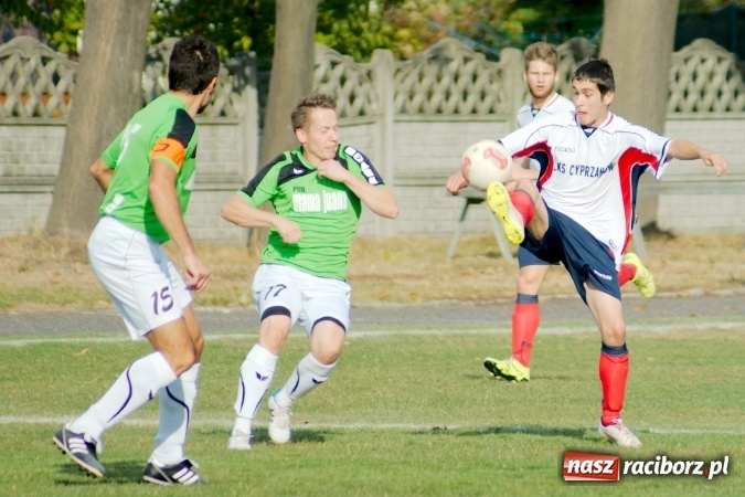 Zdjęcie w galerii na portalu naszraciborz.pl: Stałe fragmenty gry zabójczą bronią Tworkowa. Cyprzanów bez punktów w starciu z liderem wiadomości z regionu