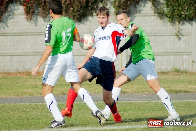 Zdjęcie w galerii na portalu naszraciborz.pl: Stałe fragmenty gry zabójczą bronią Tworkowa. Cyprzanów bez punktów w starciu z liderem wiadomości z regionu