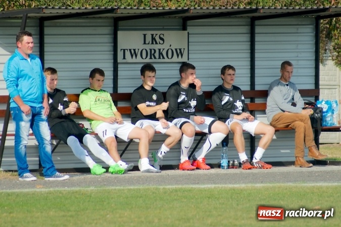 Zdjęcie w galerii na portalu naszraciborz.pl: Stałe fragmenty gry zabójczą bronią Tworkowa. Cyprzanów bez punktów w starciu z liderem wiadomości z regionu