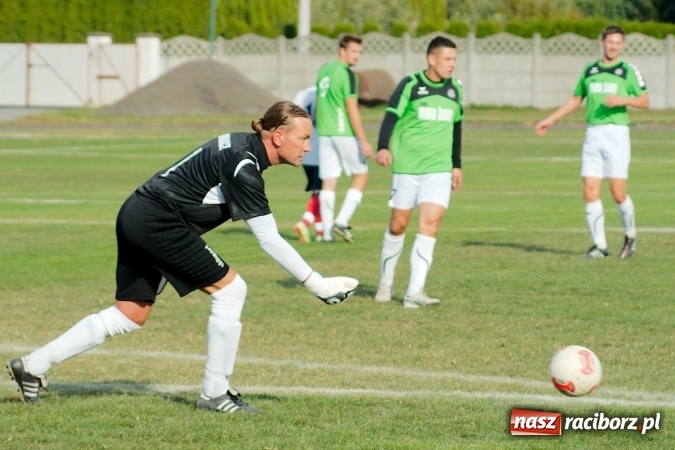 Zdjęcie w galerii na portalu naszraciborz.pl: Stałe fragmenty gry zabójczą bronią Tworkowa. Cyprzanów bez punktów w starciu z liderem wiadomości z regionu