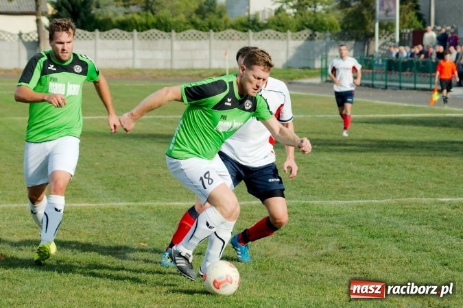Zdjęcie w galerii na portalu naszraciborz.pl: Stałe fragmenty gry zabójczą bronią Tworkowa. Cyprzanów bez punktów w starciu z liderem wiadomości z regionu