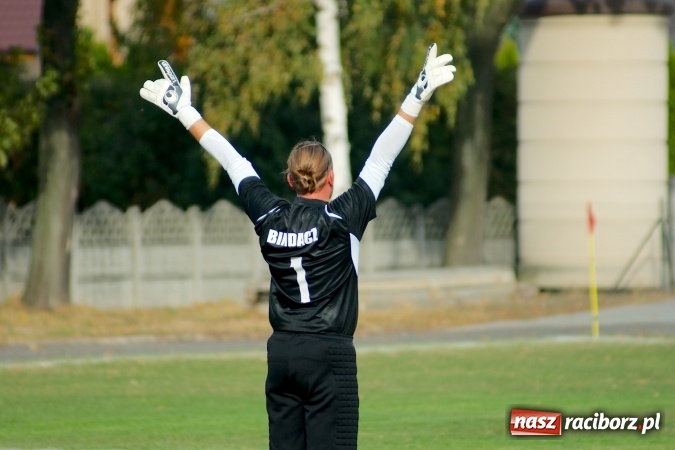 Zdjęcie w galerii na portalu naszraciborz.pl: Stałe fragmenty gry zabójczą bronią Tworkowa. Cyprzanów bez punktów w starciu z liderem wiadomości z regionu