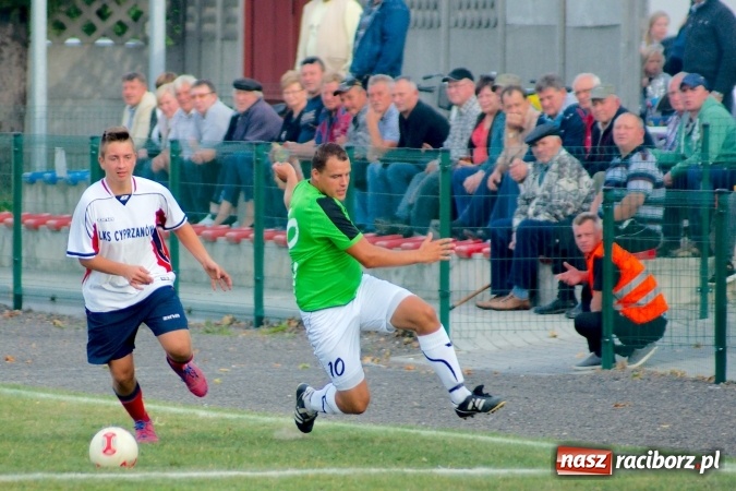 Zdjęcie w galerii na portalu naszraciborz.pl: Stałe fragmenty gry zabójczą bronią Tworkowa. Cyprzanów bez punktów w starciu z liderem wiadomości z regionu