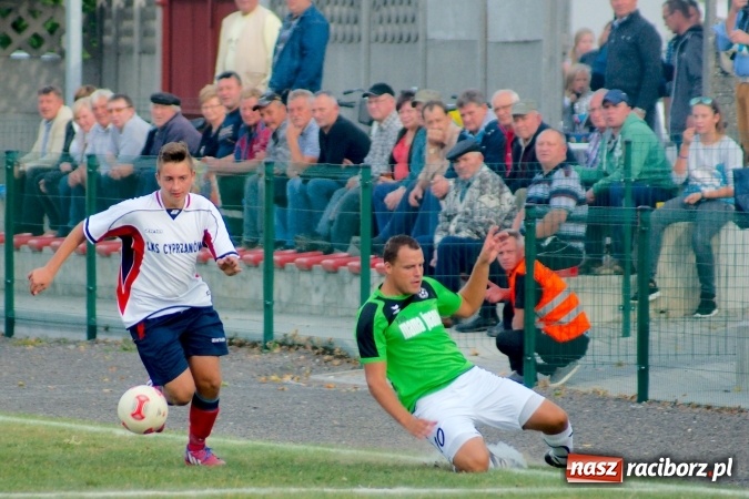 Zdjęcie w galerii na portalu naszraciborz.pl: Stałe fragmenty gry zabójczą bronią Tworkowa. Cyprzanów bez punktów w starciu z liderem wiadomości z regionu