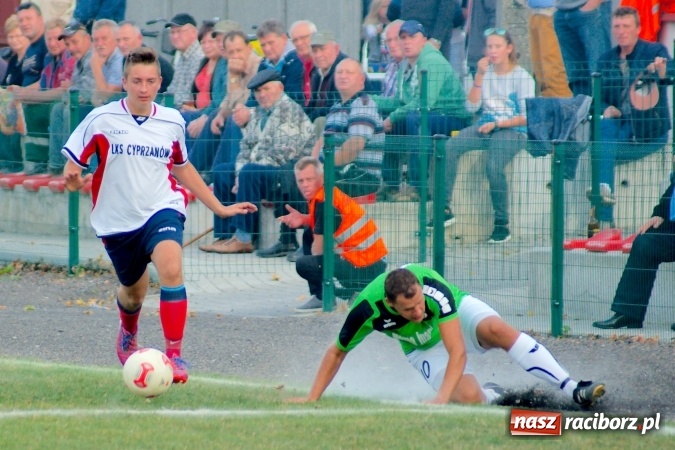 Zdjęcie w galerii na portalu naszraciborz.pl: Stałe fragmenty gry zabójczą bronią Tworkowa. Cyprzanów bez punktów w starciu z liderem wiadomości z regionu