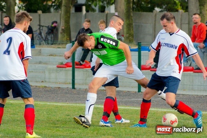 Zdjęcie w galerii na portalu naszraciborz.pl: Stałe fragmenty gry zabójczą bronią Tworkowa. Cyprzanów bez punktów w starciu z liderem wiadomości z regionu