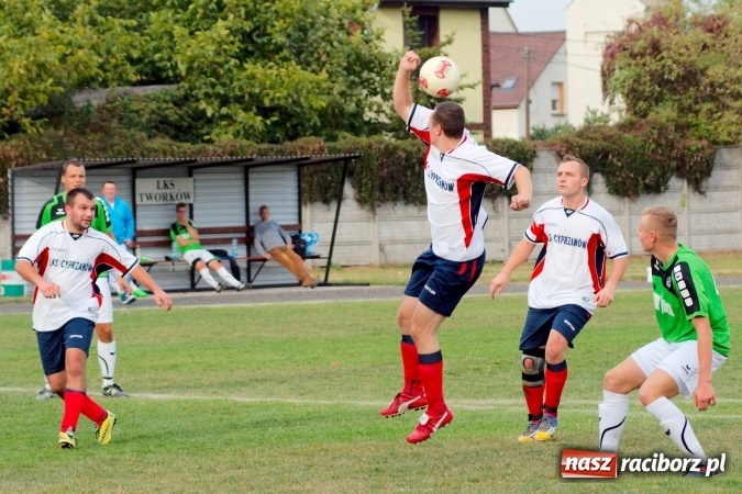 Zdjęcie w galerii na portalu naszraciborz.pl: Stałe fragmenty gry zabójczą bronią Tworkowa. Cyprzanów bez punktów w starciu z liderem wiadomości z regionu