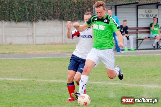 Zdjęcie w galerii na portalu naszraciborz.pl: Stałe fragmenty gry zabójczą bronią Tworkowa. Cyprzanów bez punktów w starciu z liderem wiadomości z regionu
