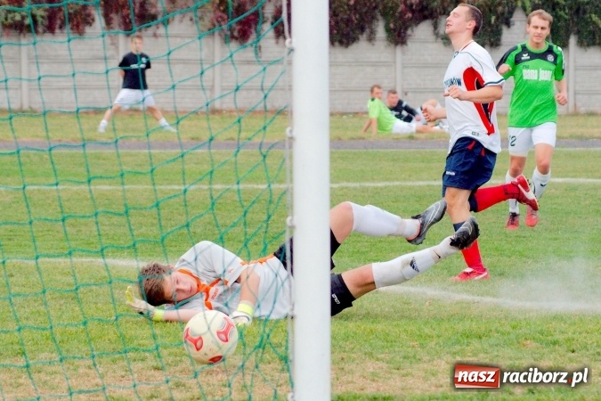 Zdjęcie w galerii na portalu naszraciborz.pl: Stałe fragmenty gry zabójczą bronią Tworkowa. Cyprzanów bez punktów w starciu z liderem wiadomości z regionu