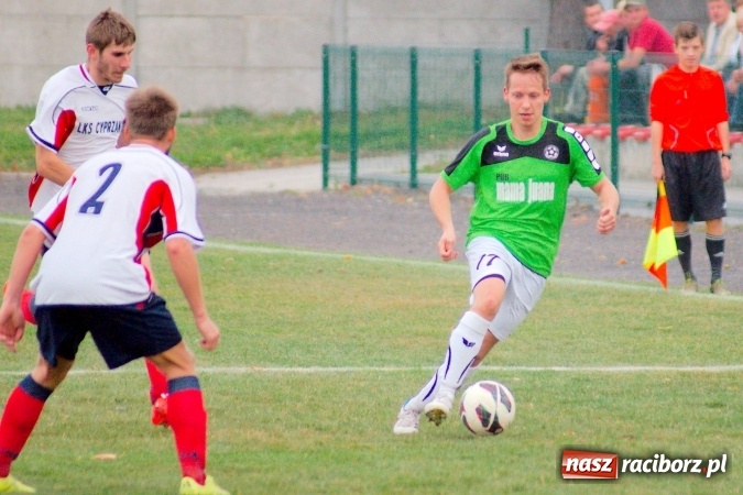 Zdjęcie w galerii na portalu naszraciborz.pl: Stałe fragmenty gry zabójczą bronią Tworkowa. Cyprzanów bez punktów w starciu z liderem wiadomości z regionu