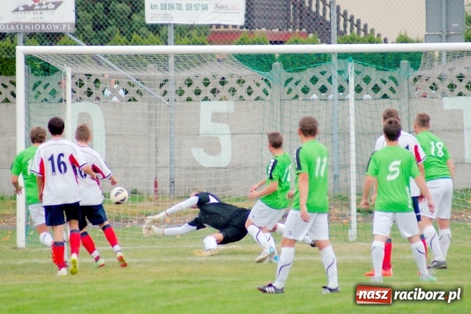 Zdjęcie w galerii na portalu naszraciborz.pl: Stałe fragmenty gry zabójczą bronią Tworkowa. Cyprzanów bez punktów w starciu z liderem wiadomości z regionu