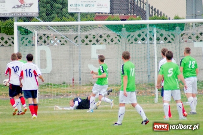 Zdjęcie w galerii na portalu naszraciborz.pl: Stałe fragmenty gry zabójczą bronią Tworkowa. Cyprzanów bez punktów w starciu z liderem wiadomości z regionu