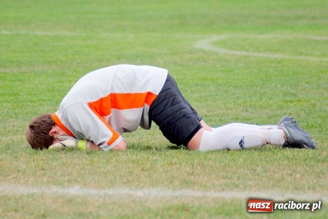 Zdjęcie w galerii na portalu naszraciborz.pl: Stałe fragmenty gry zabójczą bronią Tworkowa. Cyprzanów bez punktów w starciu z liderem wiadomości z regionu