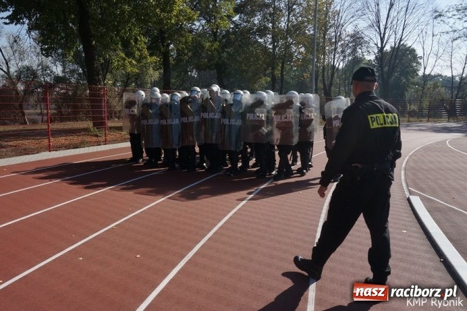 Zdjęcie w galerii na portalu naszraciborz.pl: Policjanci z Raciborza ćwiczyli tworzenie szyków wiadomości z regionu