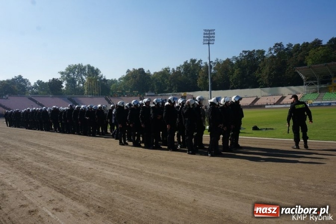 Zdjęcie w galerii na portalu naszraciborz.pl: Policjanci z Raciborza ćwiczyli tworzenie szyków wiadomości z regionu