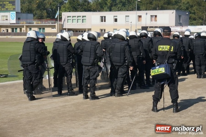Zdjęcie w galerii na portalu naszraciborz.pl: Policjanci z Raciborza ćwiczyli tworzenie szyków wiadomości z regionu