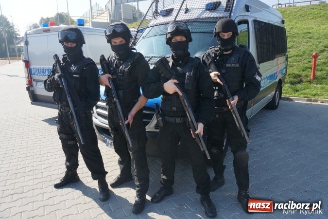 Zdjęcie w galerii na portalu naszraciborz.pl: Policjanci z Raciborza ćwiczyli tworzenie szyków wiadomości z regionu