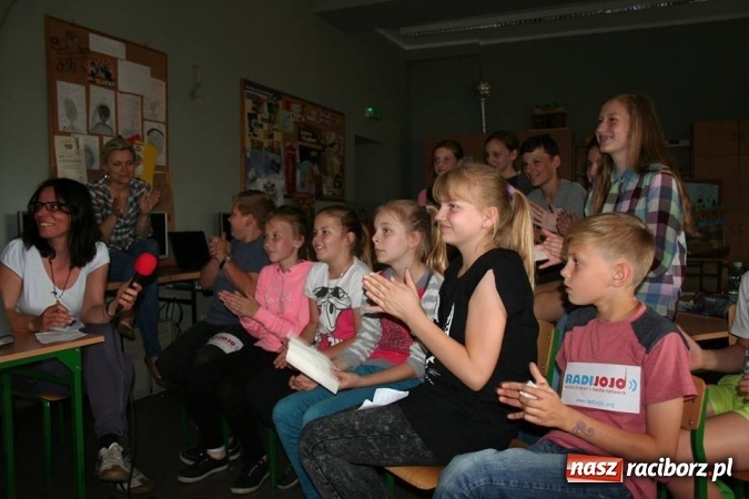 Zdjęcie w galerii na portalu naszraciborz.pl: Uczniowska przygoda z radiem w Studziennej  wiadomości z regionu