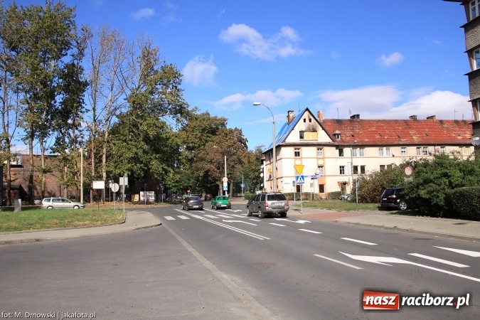 Zdjęcie w galerii na portalu naszraciborz.pl: Skrzyżowanie ulic Eichendorffa z Kościuszki. Rozwiązano jeden problem, a powstał drugi! wiadomości z regionu