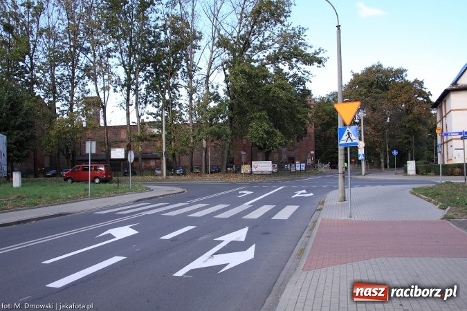 Zdjęcie w galerii na portalu naszraciborz.pl: Skrzyżowanie ulic Eichendorffa z Kościuszki. Rozwiązano jeden problem, a powstał drugi! wiadomości z regionu