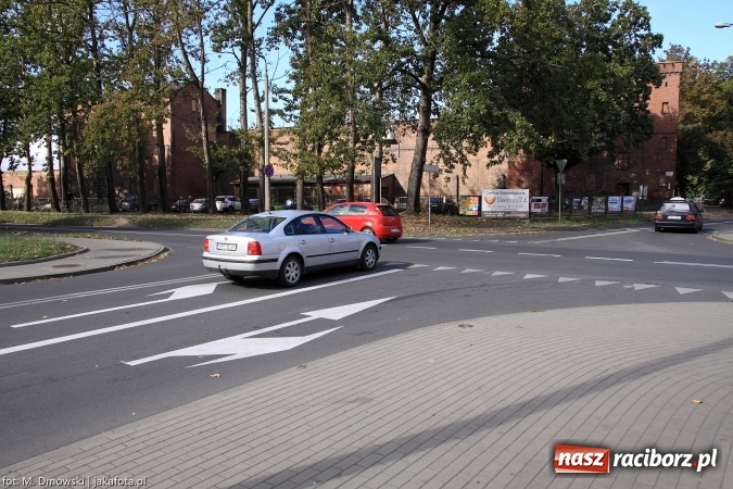 Zdjęcie w galerii na portalu naszraciborz.pl: Skrzyżowanie ulic Eichendorffa z Kościuszki. Rozwiązano jeden problem, a powstał drugi! wiadomości z regionu