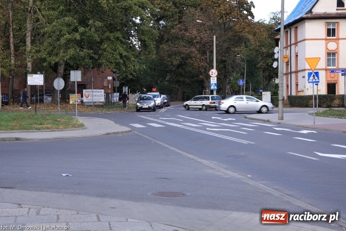 Zdjęcie w galerii na portalu naszraciborz.pl: Skrzyżowanie ulic Eichendorffa z Kościuszki. Rozwiązano jeden problem, a powstał drugi! wiadomości z regionu