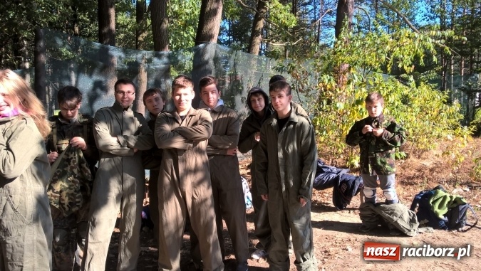 Zdjęcie w galerii na portalu naszraciborz.pl: Uczniowie Gimnazjum nr 5 integrowali się grając w paintball  wiadomości z regionu