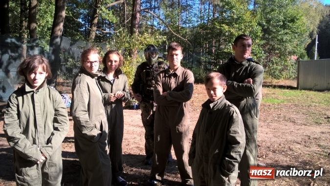 Zdjęcie w galerii na portalu naszraciborz.pl: Uczniowie Gimnazjum nr 5 integrowali się grając w paintball  wiadomości z regionu