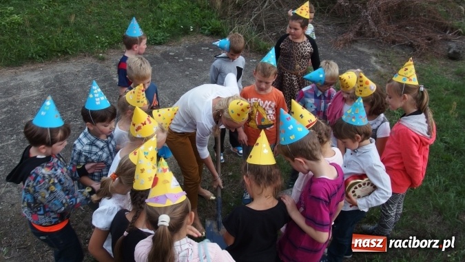 Zdjęcie w galerii na portalu naszraciborz.pl: Szkoła w Kuźni Raciborskiej ma nietuzinkowe pomysły na integrację wiadomości z regionu