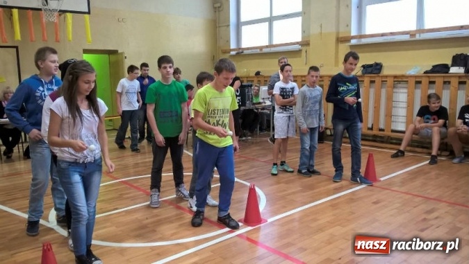 Zdjęcie w galerii na portalu naszraciborz.pl: Jak pasuje się uczniów Gimnazjum nr 5 na gimnazjalistów? Radośnie i donośnie   wiadomości z regionu