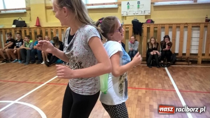 Zdjęcie w galerii na portalu naszraciborz.pl: Jak pasuje się uczniów Gimnazjum nr 5 na gimnazjalistów? Radośnie i donośnie   wiadomości z regionu