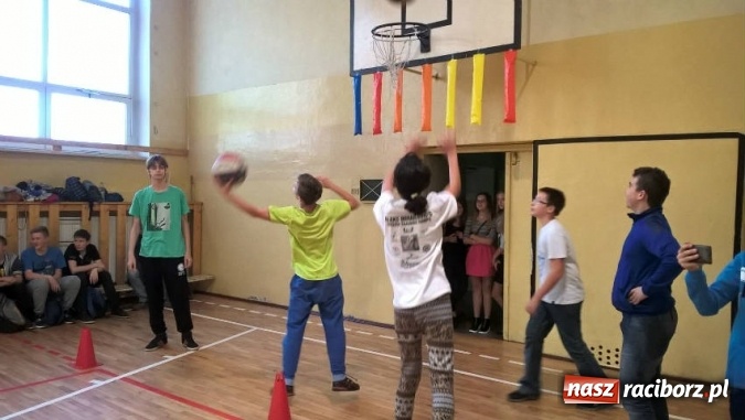 Zdjęcie w galerii na portalu naszraciborz.pl: Jak pasuje się uczniów Gimnazjum nr 5 na gimnazjalistów? Radośnie i donośnie   wiadomości z regionu