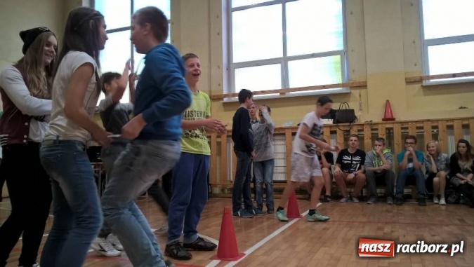 Zdjęcie w galerii na portalu naszraciborz.pl: Jak pasuje się uczniów Gimnazjum nr 5 na gimnazjalistów? Radośnie i donośnie   wiadomości z regionu