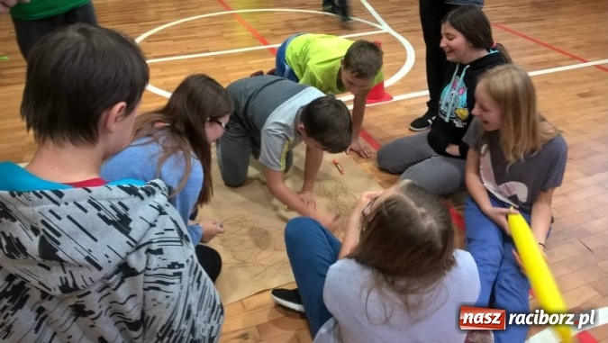 Zdjęcie w galerii na portalu naszraciborz.pl: Jak pasuje się uczniów Gimnazjum nr 5 na gimnazjalistów? Radośnie i donośnie   wiadomości z regionu