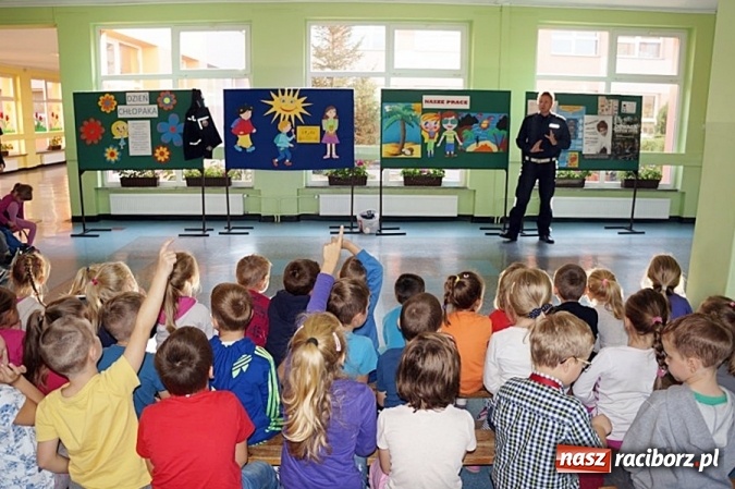 Zdjęcie w galerii na portalu naszraciborz.pl: Policjanci z wizytą w Szkole Podstawowej nr 15 wiadomości z regionu