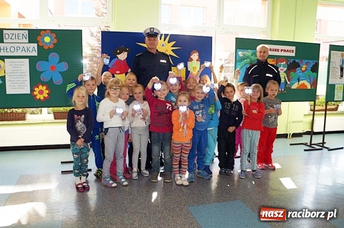 Zdjęcie w galerii na portalu naszraciborz.pl: Policjanci z wizytą w Szkole Podstawowej nr 15 wiadomości z regionu