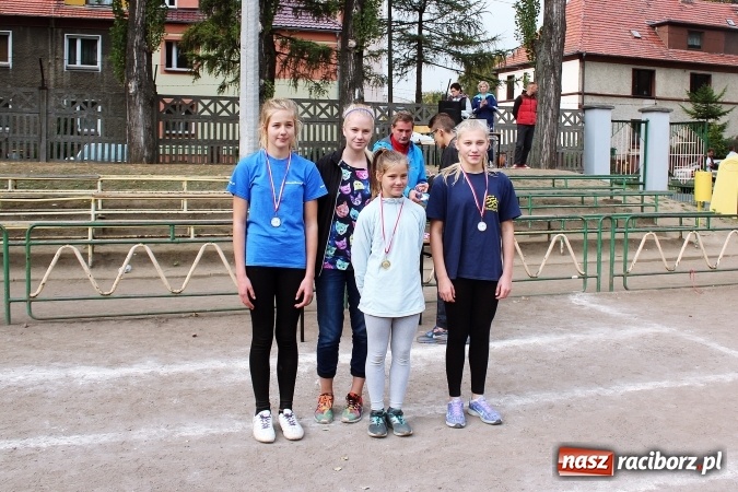 Zdjęcie w galerii na portalu naszraciborz.pl: Sport szkolny. Lekkoatletyczna Olimpiada na stadionie PWSZ wiadomości z regionu