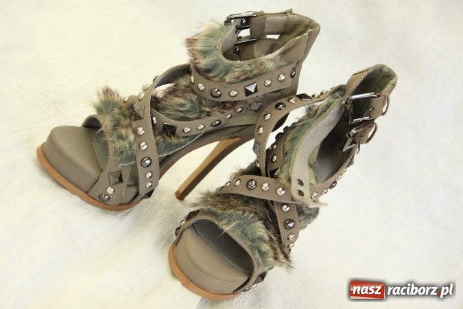 Zdjęcie w galerii na portalu naszraciborz.pl: ROBAN - najlepsze kreacje na półmetek i studniówkę a do tego biżuteria. Zobacz galerię wiadomości z regionu