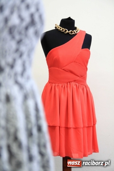 Zdjęcie w galerii na portalu naszraciborz.pl: ROBAN - najlepsze kreacje na półmetek i studniówkę a do tego biżuteria. Zobacz galerię wiadomości z regionu