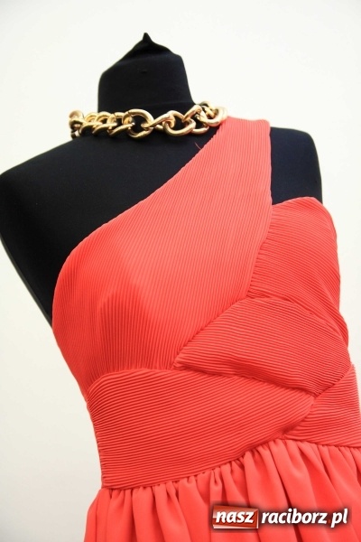 Zdjęcie w galerii na portalu naszraciborz.pl: ROBAN - najlepsze kreacje na półmetek i studniówkę a do tego biżuteria. Zobacz galerię wiadomości z regionu