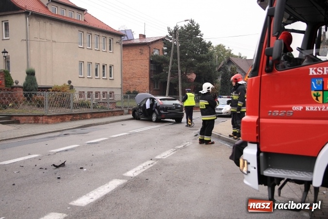 Zdjęcie w galerii na portalu naszraciborz.pl: Zderzenie dwóch fordów przy remizie w Krzyżanowicach wiadomości z regionu