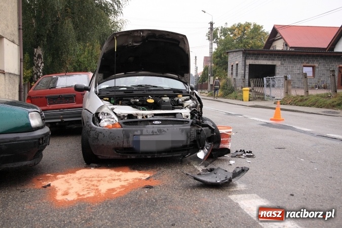Zdjęcie w galerii na portalu naszraciborz.pl: Zderzenie dwóch fordów przy remizie w Krzyżanowicach wiadomości z regionu