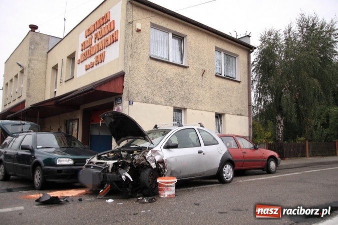 Zdjęcie w galerii na portalu naszraciborz.pl: Zderzenie dwóch fordów przy remizie w Krzyżanowicach wiadomości z regionu