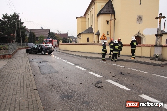 Zdjęcie w galerii na portalu naszraciborz.pl: Zderzenie dwóch fordów przy remizie w Krzyżanowicach wiadomości z regionu