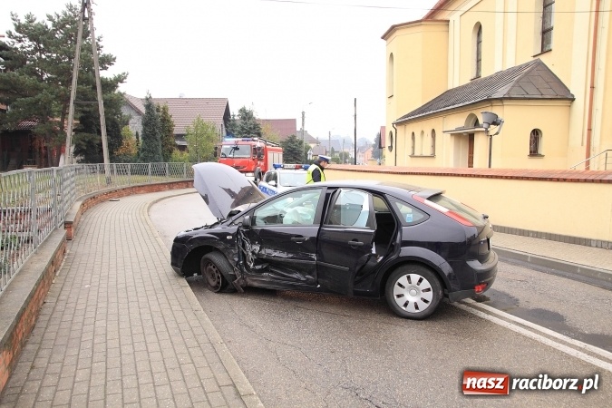 Zdjęcie w galerii na portalu naszraciborz.pl: Zderzenie dwóch fordów przy remizie w Krzyżanowicach wiadomości z regionu