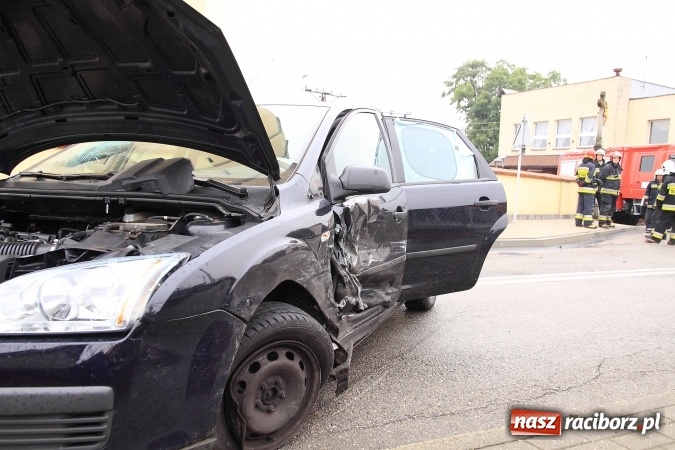 Zdjęcie w galerii na portalu naszraciborz.pl: Zderzenie dwóch fordów przy remizie w Krzyżanowicach wiadomości z regionu