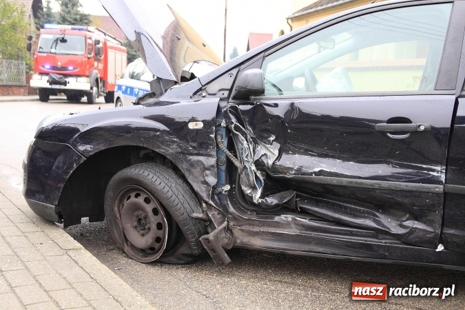 Zdjęcie w galerii na portalu naszraciborz.pl: Zderzenie dwóch fordów przy remizie w Krzyżanowicach wiadomości z regionu